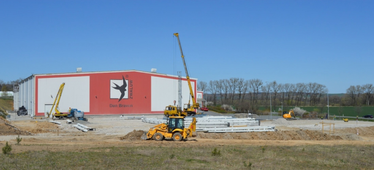 Den Braven staví pátou skladovací halu
