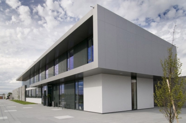 BEST, Nehvizdy, hliníková okna, skleněné obložení stěn, provětrávaná fasáda ALUBOND