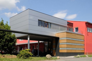 HAMA, Brno, hliníkové prosklené stěny, provětrávaný plášť a obložení dřevem