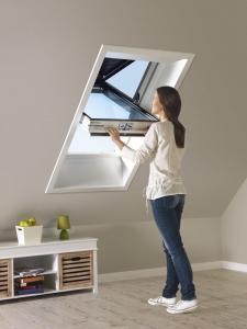 Snadné manuální ovládání, stačí jen přetočit křídlo střešního okna. Při jeho úplném přetočení se venkovní roleta VELUX sama „zacvakne“ a při zavření se stáhne do spodní polohy.