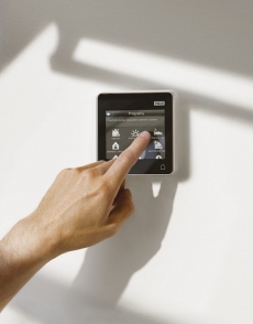 Pro větší pohodlí lze venkovní rolety otevírat a zavírat pomocí dálkového ovladače VELUX INTEGRA® odkudkoli v domě