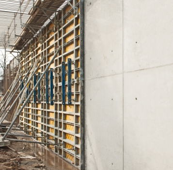 Stěnové rámové bednění Framax Xlife doplněné o jednostranné bezpečné spínání Monotec