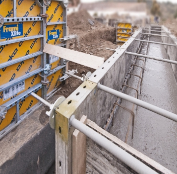 Bednění základů rodinného domu pomocí ručního rámového bednění Frami Xlife