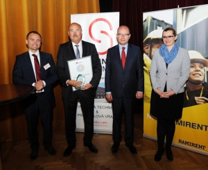 Předseda představenstva a. s. Strabag Jaroslav Katzer převzal z rukou Bohuslava Sobotky ocenění TOP stavební společnost roku 2014 