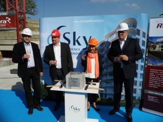 „Jsem ráda, že jsem byla přizvána k tomuto nevšednímu projektu na tak krásném místě. Zároveň mne velice těší, že i v ČR se u bytových domů začíná řešit design,“ řekla při položení základního kamene Eva Jiřičná