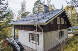 Chata u jezera ve Finsku s ocelovou střechou Ruukki Monterrey