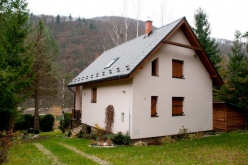 Ocelová krytina Monterrey, která imituje klasickou taškovou krytinu, je oblíbená spíše v Čechách a na Slovensku