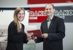 Veronika Šilhavá přebírá hlavní cenu od Aleše Voráčka, personálního ředitele společnosti  Lasselsberger