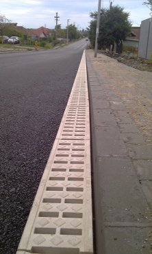 Systém DM se vyrábí ve třech světlých šířkách 100, 150 a 200 mm, včetně příslušenství, jako jsou vpusti, revizní díly a čelní stěny