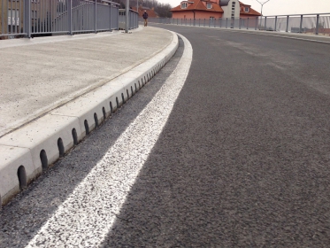 Při použití obrubníkového odvodnění se vyřeší tři požadavky v jediném produktu: spolehlivě se odvede voda z komunikace, instaluje se obrubník a nemusí se kopat a hutnit další kanalizace ve vozovce