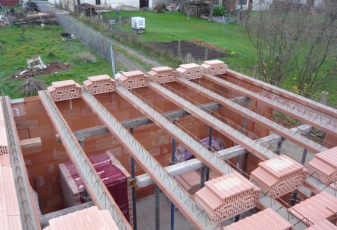 Obr. 12: Začátek kladení stropních vložek 