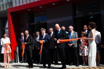 Technopark otevřeli (zleva) starosta Kralup Petr Holeček, státní tajemník Tomáš Prouza a rektor VŠCHT Karel Melzoch
