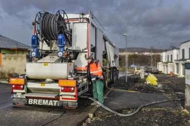Čerpání lité směsi ANHYMENT na stavbě z mobilní linky