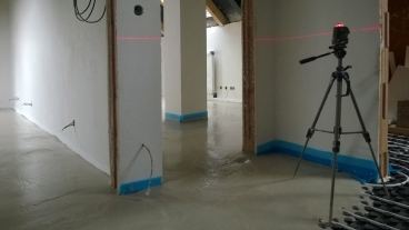 Nastavení a kontrola výšky litého potěru ANHYMENT při aplikaci