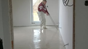 Hutnění – hrubé urovnání lité směsi ANHYMENT