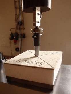 Zkoušení základní vrstvy s PP vlákny vtlačením (stroj Tiratest 2300)