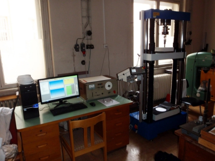 Zkoušení základní vrstvy s PP vlákny vtlačením (stroj Tiratest 2300)