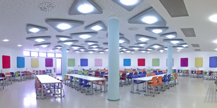 Anglická mezinárodní škola Praha – akustické a designové řešení recepce a jídelny. Čisté provedení konstrukcí a detailů ve vstupní hale školy. Náročné akustické řešení školní jídelny. Designové dekorativní prvky podtrhují uživatelskou přívětivost prostoru.