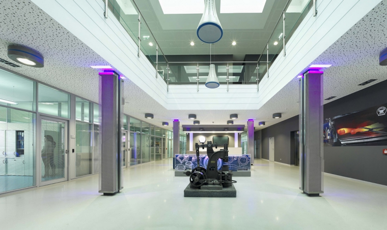 Administrativní budova Moravských kováren, Jihlava – moderní interiér s důrazem na detail. Akustické konstrukce zajišťují klidné pracovní prostředí. Chladicí okruhy zabudované do podhledů. Precizní provedení detailů je patrné při nasvícení.