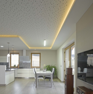 Rodinný dům manželů Cieslarových, Vendryně – kompletní řešení interiérů novostavby. Nestandardní řešení interiérové akustiky pomocí perforovaných desek podhledu. Zajímavé osvětlovací rampy pro nepřímé osvětlení prostoru.