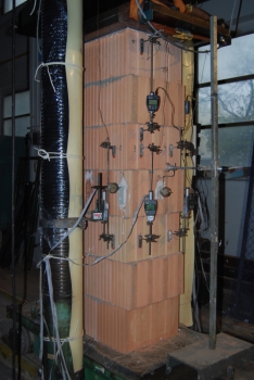 Obr. 3: Zkouška statických vlastností: pevnost v mimostředném tlaku na vysokých pilířích