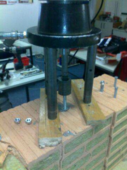 Obr. 8: Zkoušky kotvení do zdiva