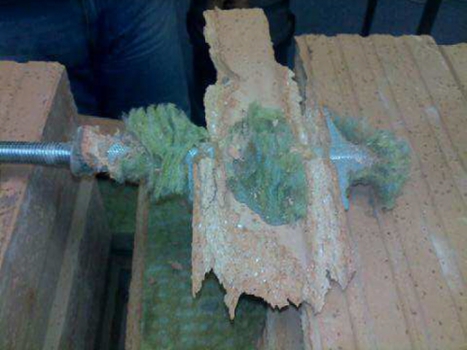 Obr. 9: Zkoušky kotvení do zdiva