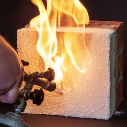 Obr. 3: Zkouška nehořlavé omítky Fixit 222 na požární odolnost plamenem