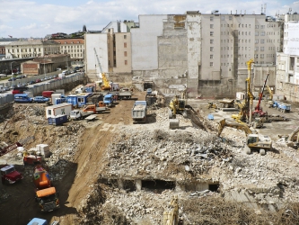 Obr. 4: Staveniště po demolici původní budovy Rudého práva (4/2012)