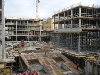 Obr. 7: Prosinec 2012, příprava betonáže schodiště z pasáže na piazzu