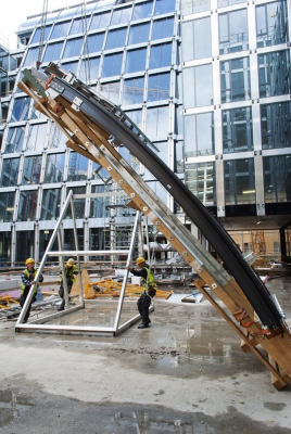 Obr. 11: Montáž zasklení „hrbu“, manipulace s modulem na prepravnim stojanu