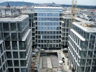 Obr. 13: Opláštění fasád kolem piazzy (7/2013)