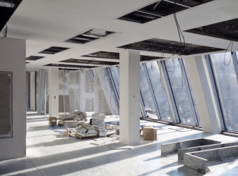 Obr. 14: Interiér 8. NP „hrbu“ před dokončením podhledů