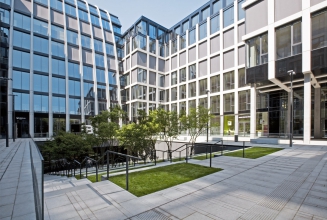 Obr. 17: Piazza, schodiště k pasáži