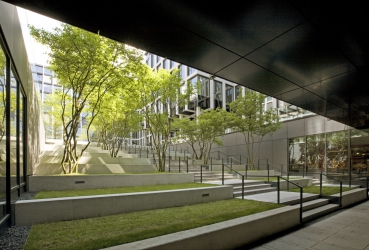 Obr. 18: Výhled z pasáže na piazzu