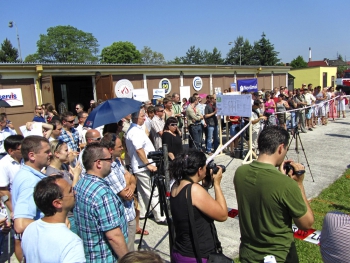 Obr. 8, 9: Veřejná požární zkouška, kdy realizátor zateplení zcela úmyslně u vzorku s pěnovým polystyrenem nepoužil rohové lišty ani nepřeložil výztužnou síť o požadovaných 100 mm. Připravený chybný spoj perlinek vedle sebe zamaskoval omítkou. Většina účastníků však nic netuší.