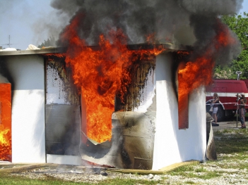 Obr. 8, 9: Veřejná požární zkouška, kdy realizátor zateplení zcela úmyslně u vzorku s pěnovým polystyrenem nepoužil rohové lišty ani nepřeložil výztužnou síť o požadovaných 100 mm. Připravený chybný spoj perlinek vedle sebe zamaskoval omítkou. Většina účastníků však nic netuší.