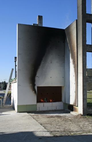 Obr. 10, 11: Velkorozměrová zkouška zateplení dle ISO 13 785-2 s výkonem cca 3 MW v průběhu a po skončení zkoušky. Výška plamene by přímo zasahovala do oken dalšího podlaží, jenže na vzorku dle uvedené metodiky žádná nejsou.