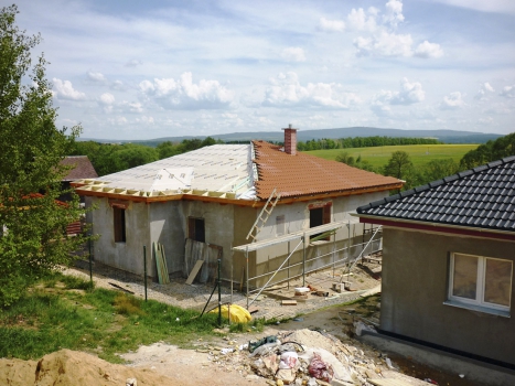 Obr. 5: Izolace krovu a pokládka střešní krytiny – zateplení nad krokvemi