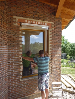 Obr. 6: Instalace oken s předokenními roletami a obkládání fasády cihlovými pásky TERCA