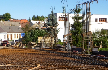 Obr. 4, 5: Výztuž mostovky, zárodku oblouku a závěsů, skruž nosné konstrukce