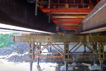 Obr. 4, 5: Výztuž mostovky, zárodku oblouku a závěsů, skruž nosné konstrukce