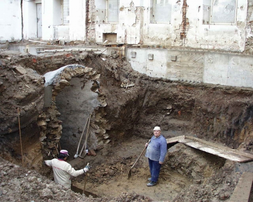 Obr. 3: Původní vstup do středověkého sklepa
