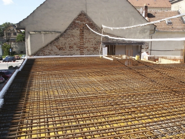 Obr. 8: Oboustranně vyztužené stropní desky