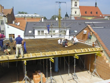 Obr. 9: Konzolově vyložená stropní deska