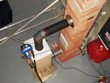 Detail napojení krbových kamen na komín HELUZ