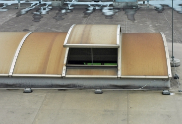 Obr. 1: Dým ze svařování se usazuje nejen na vnitřním povrchu světlíků, ale i na jejich vnější straně a proniká i do prostoru komůrek polykarbonátových desek