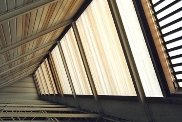 Obr. 2: K usazování drobných částic dýmu dochází v důsledku účinků sání větru na všech místech, kde obvodový plášť vykazuje sebemenší netěsnost