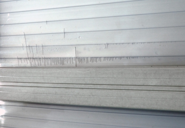 Obr. 3: Drobné trhliny na hraně polykarbonátové desky způsobené tenzoaktivními látkami