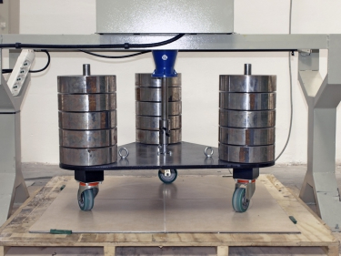 Obr. 1b: Konstrukčně vylepšený model zkušebního zařízení od firmy Steelker, S.r.l. (Itálie)